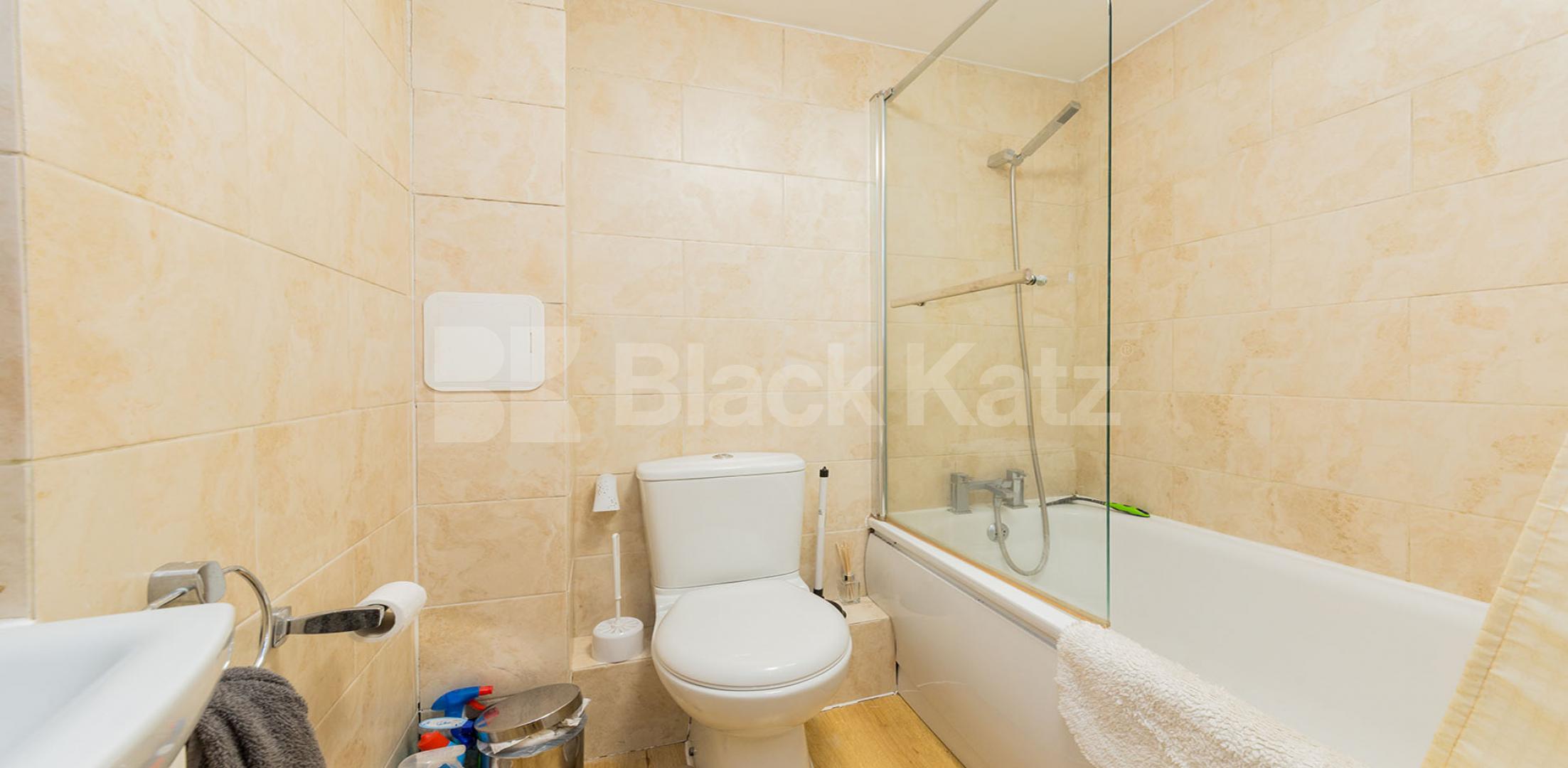 			3 Bedroom, 1 bath, 1 reception Apartment			 Criterion Mews, ARCHWAY N19